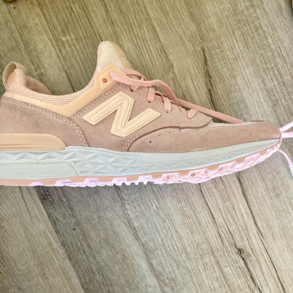 Women's 'NEW BALANCE' light pink shoes